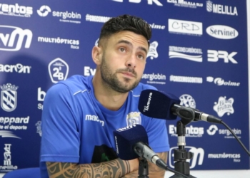Igor Martínez pasaba en la matinal de ayer por la sala de prensa del Álvarez Claro, en la previa del partido de ida de la primera eliminatoria de ascenso a Segunda División.