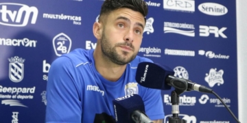 Igor Martínez pasaba en la matinal de ayer por la sala de prensa del Álvarez Claro, en la previa del partido de ida de la primera eliminatoria de ascenso a Segunda División.