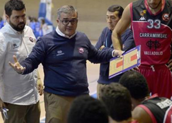 Paco García, técnico del conjunto pucelano, da instrucciones a sus jugadores durante un tiempo muerto.