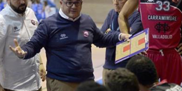 Paco García, técnico del conjunto pucelano, da instrucciones a sus jugadores durante un tiempo muerto.