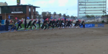 Salida para afrontar el segmento de natación en una de las últimas pruebas atléticas celebradas en nuestra ciudad.