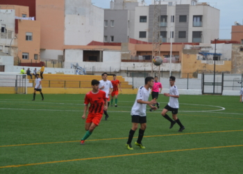 Ali Mohamed, entrenador de la escuadra albinegra juvenil, se muestra muy satisfecho con sus jugadores a pesar del descenso de categoría.