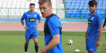 El defensor de la escuadra azulina, durante el entrenamiento celebrado ayer por la mañana en el Álvarez Claro.
