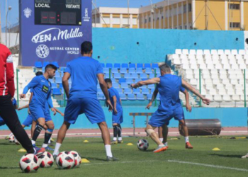 El técnico de la escuadra azulina observa con atención el trabajo de sus jugadores durante el entrenamiento realizado en la mañana de ayer.