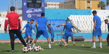 El técnico de la escuadra azulina observa con atención el trabajo de sus jugadores durante el entrenamiento realizado en la mañana de ayer.
