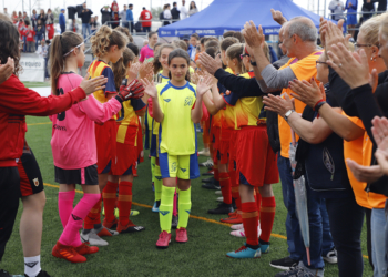 Futbolistas y familiares realizaron un tremendo pasillo a la selección más joven del Nacional, la de Melilla.