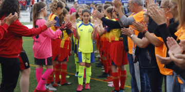 Futbolistas y familiares realizaron un tremendo pasillo a la selección más joven del Nacional, la de Melilla.