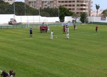 Tejada, de falta directa, consiguió marcar el tercer gol del Juventud de Torremolinos en el encuentro disputado la pasa jornada frente al River Melilla.