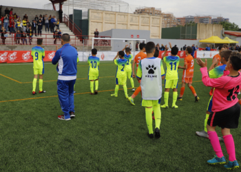 La selección melillense se despedía del Nacional aplaudiendo a los espectadores.
