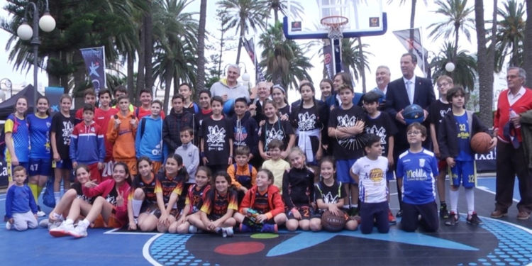 Galería de fotos | El centro de Melilla, una cancha de basket