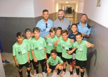 Escuadra benjamín de la UD Melilla, campeón local.