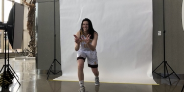 La melillense, con la camiseta de su universidad americana.