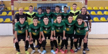 Los gaditanos celebran el título en el Lázaro Fernández.