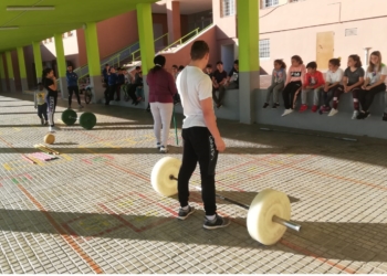Demostración de los halteras locales, en uno de los centros docentes de nuestra ciudad.