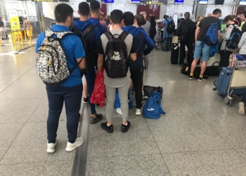 Jugadores motrileños, en el aeropuerto de Málaga.