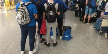 Jugadores motrileños, en el aeropuerto de Málaga.