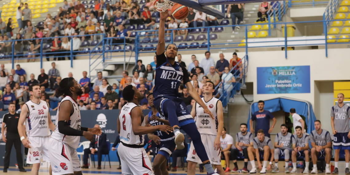 El pívot del Melilla Baloncesto, Felipe Dos Anjos, en la realización de un mate.