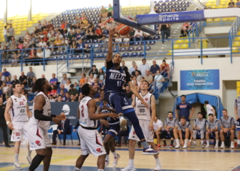El pívot del Melilla Baloncesto, Felipe Dos Anjos, en la realización de un mate.