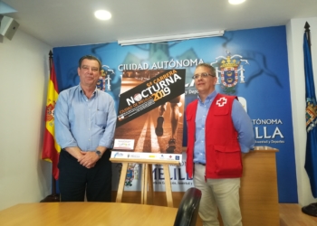Antonio Miranda y Enrique Roldán junto al cartel anunciador.