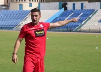 El entrenador del Melilla, en una sesión de trabajo en el césped del estadio municipal Álvarez Claro.