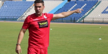 El entrenador del Melilla, en una sesión de trabajo en el césped del estadio municipal Álvarez Claro.