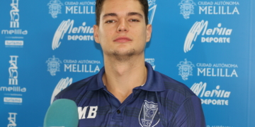 El alero del Decano, en la rueda de prensa del club.