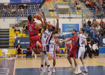 Durante este partido se pudo ver un buen nivel defensivo de los jugadores del Club Melilla Baloncesto.