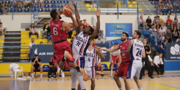 Durante este partido se pudo ver un buen nivel defensivo de los jugadores del Club Melilla Baloncesto.