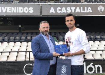 El presidente azulino haciendo la entrega de un obsequio al que fuera jugador unionista, David Cubillas.