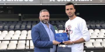 El presidente azulino haciendo la entrega de un obsequio al que fuera jugador unionista, David Cubillas.