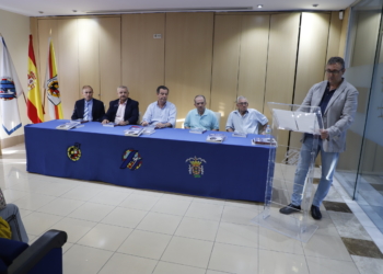 El Salón de Actos de la Real Federación Melillense de Fútbol acogió la presentación del libro.