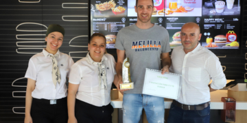 Txemi Urtasun recoge su trofeo MVP McDonald’s