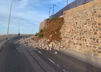 Medio Ambiente repara ya el muro caído en la carretera de la Alcazaba