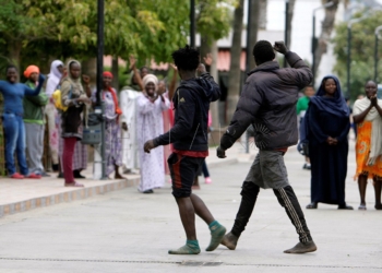 GRAF9240. MELILLA, 12/05/2019.- Dos de los 52 inmigrantes que han accedido hoy a Melilla, en un salto a la valla fronteriza protagonizado por un centenar de subsaharianos, en el que se han registrado cinco heridos, cuatro de ellos agentes de la Guardia Civil, y uno de los inmigrantes ha sido detenido. EFE/F:G. Guerrero