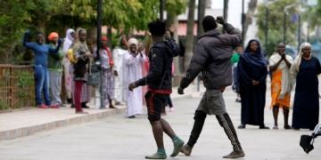 GRAF9240. MELILLA, 12/05/2019.- Dos de los 52 inmigrantes que han accedido hoy a Melilla, en un salto a la valla fronteriza protagonizado por un centenar de subsaharianos, en el que se han registrado cinco heridos, cuatro de ellos agentes de la Guardia Civil, y uno de los inmigrantes ha sido detenido. EFE/F:G. Guerrero