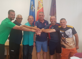Javi Martínez, presidente de la entidad blaugrana, posa junto a los componentes del cuerpo técnico de la escuadra juvenil de fútbol sala de la próxima temporada.