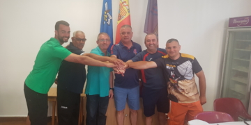 Javi Martínez, presidente de la entidad blaugrana, posa junto a los componentes del cuerpo técnico de la escuadra juvenil de fútbol sala de la próxima temporada.