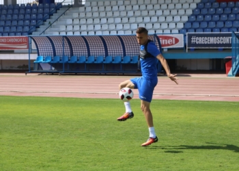 El defensor unionista controla el balón durante el entrenamiento llevado a cabo ayer sobre el césped del Álvarez Claro.
