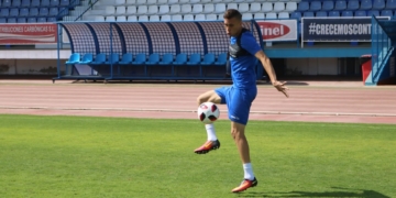 El defensor unionista controla el balón durante el entrenamiento llevado a cabo ayer sobre el césped del Álvarez Claro.