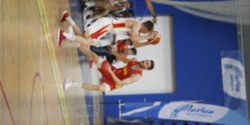 Las dos selecciones nacionales se emplearon a fondo en el partido.