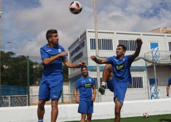 La sesión de entrenamiento celebrada en la matinal de ayer se llevó a cabo sobre el césped sintético del campo federativo de La Espiguera