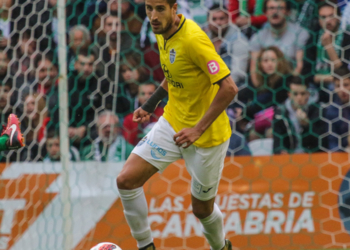 El jugador del Atlético Baleares, Alberto Villapalos, atendía ayer a los medios de comunicación.