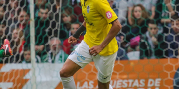 El jugador del Atlético Baleares, Alberto Villapalos, atendía ayer a los medios de comunicación.