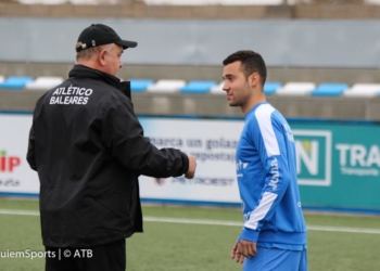 Rovirola atiende a las explicaciones del técnico Manix Mandiola.