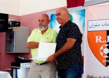 Paco Valiente recibe el Diploma otorgado por el Estamento de Entrenadores de la Federación de Fútbol de Marruecos.