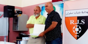 Paco Valiente recibe el Diploma otorgado por el Estamento de Entrenadores de la Federación de Fútbol de Marruecos.