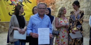 El Presidente con el folio que repartió en la inauguración del Mercado Renacentista para dar cuenta de la nueva estructura de su futuro Gobierno.
