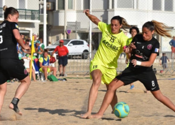 Lorena Asensio disputa un balón entre dos jugadoras rivales en uno de los partidos de la Eurocopa Femenina que se celebra en Nazaré.