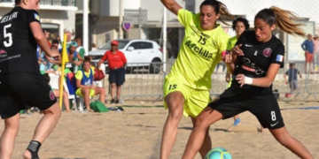 Lorena Asensio disputa un balón entre dos jugadoras rivales en uno de los partidos de la Eurocopa Femenina que se celebra en Nazaré.