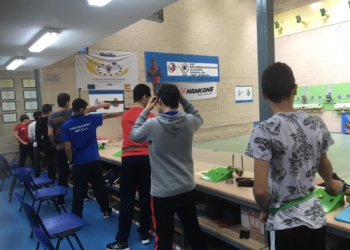 Los tiradores situados en la línea de pistola durante la competición.